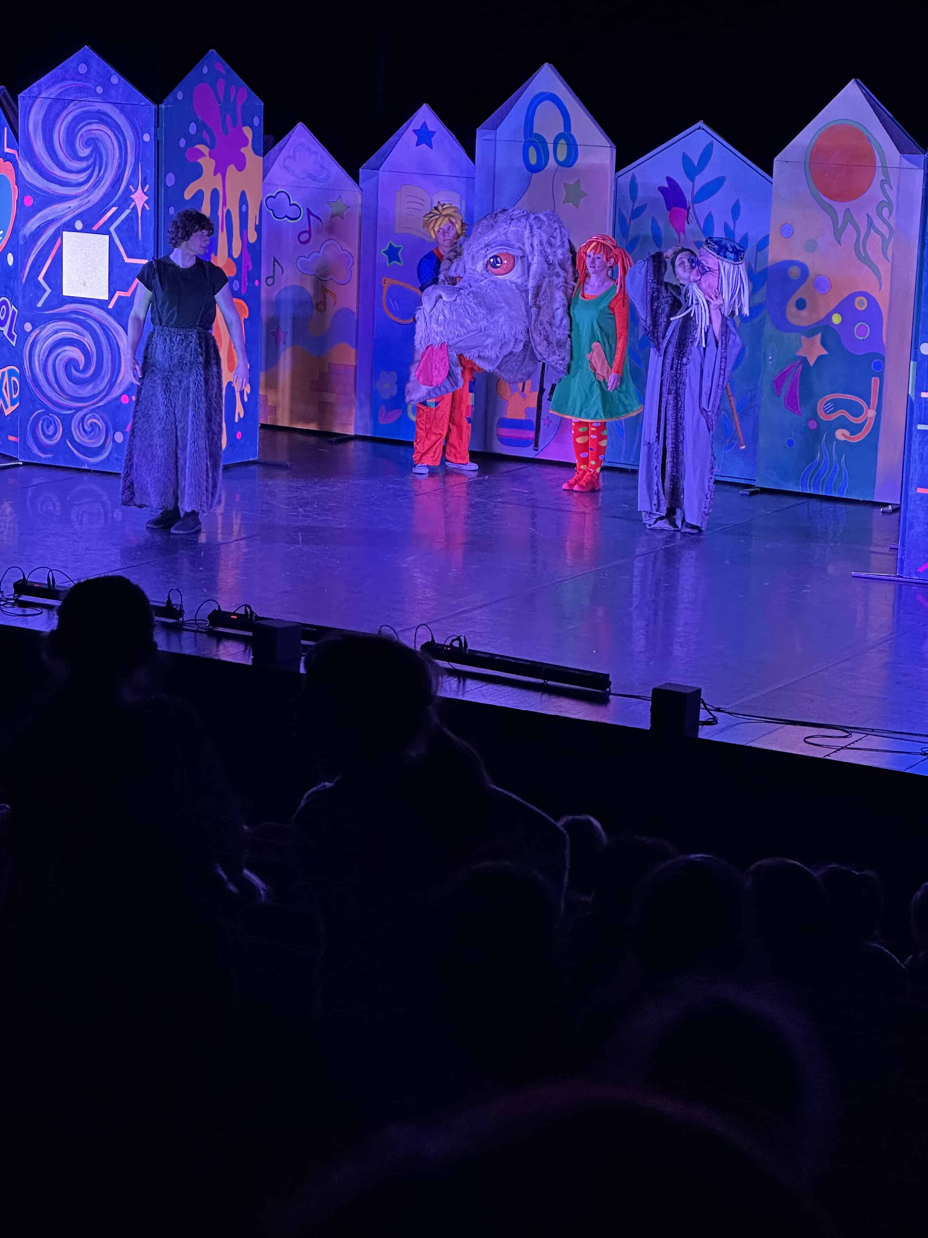 Barwna scena teatralna podczas przedstawienia ‘Zaczarowany ołówek’