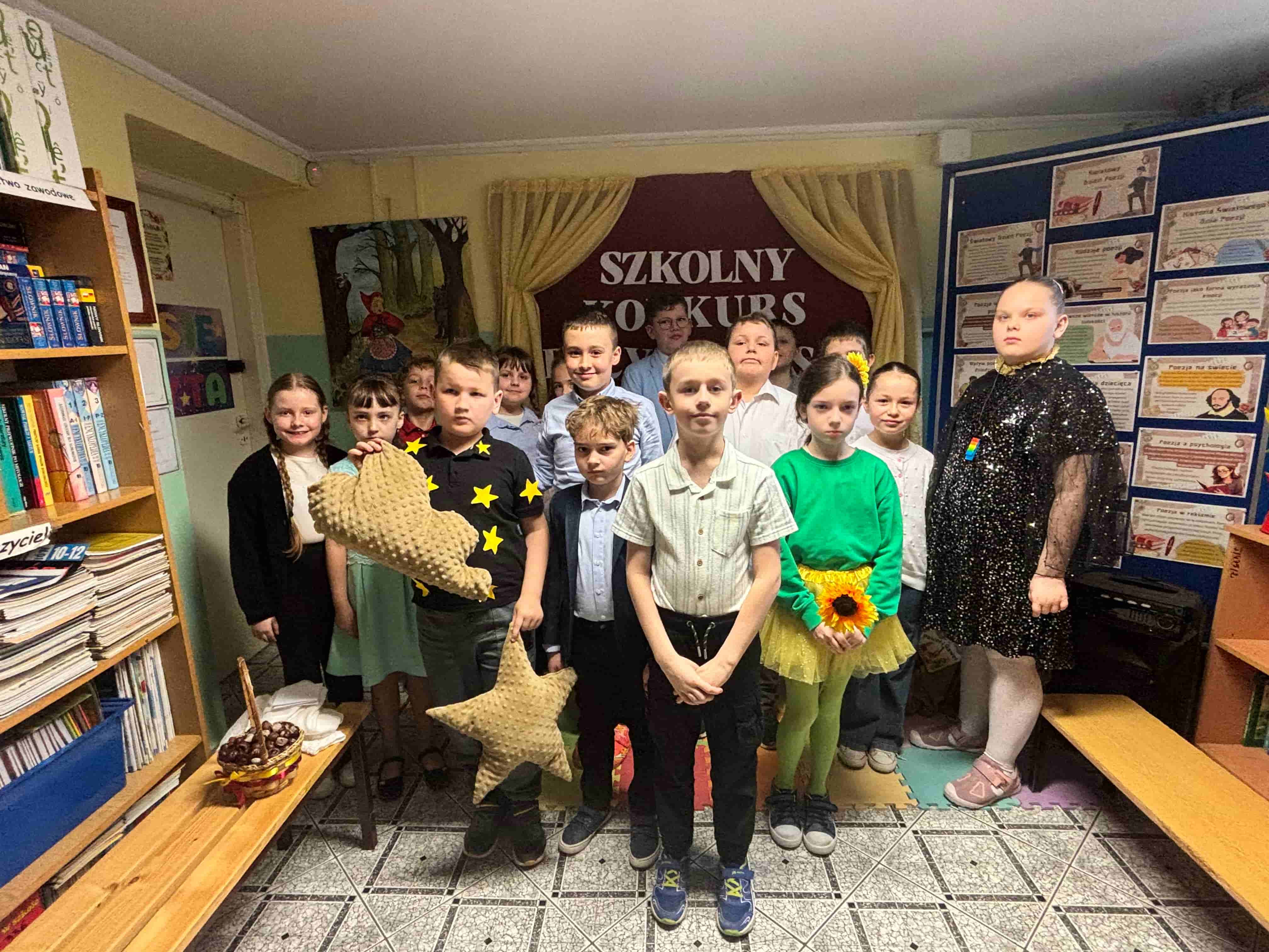 Grupa uczniów uczestnicząca w szkolnym konkursie recytatorskim