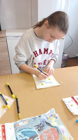 Wolontariuszka przygotowuje materiały do zbiórki monet w ramach akcji Góra Grosza 2025, zdjęcie 1 z 4