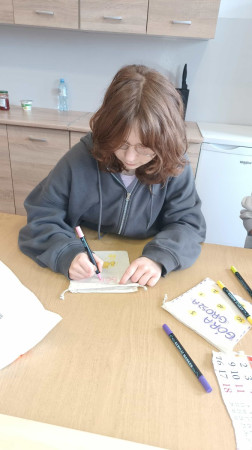 Uczennica zaangażowana w przygotowania do akcji Góra Grosza 2025, zdjęcie 2 z 4