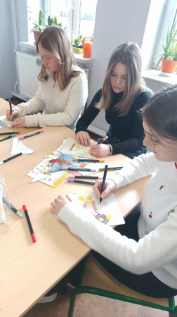 Przygotowania do szkolnej zbiórki w ramach Góra Grosza 2025 — wolontariuszki w czasie pracy, zdjęcie 3 z 4