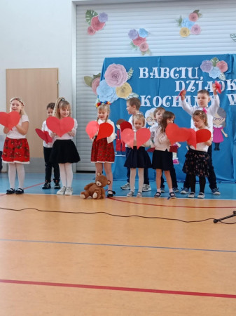 Uczniowie Zespołu Szkół w Waganowicach podczas występu artystycznego z okazji Dnia Babci i Dnia Dziadka, zdjęcie 1 z 3