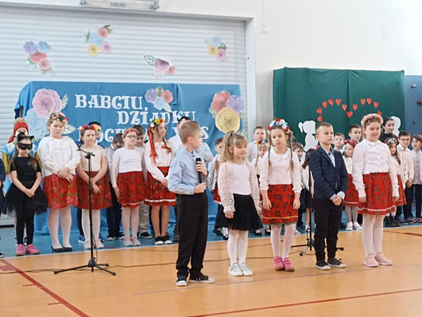 Uczniowie Zespołu Szkół w Waganowicach występujący na akademii z okazji Dnia Babci i Dziadka, zdjęcie 2 z 3