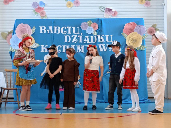 Dzieci ze szkoły w Waganowicach podczas programu artystycznego dla babć i dziadków, zdjęcie 3 z 3