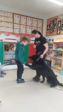 Uczniowie Zespołu Szkół w Waganowicach uczą się zasad opieki nad psem podczas zajęć z dogoterapii z udziałem Imbira, zdjęcie 2 z 5