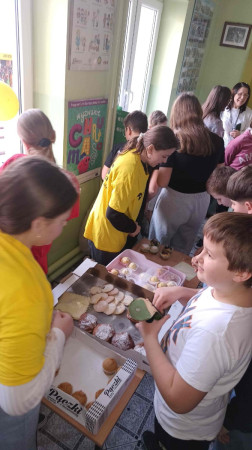 Uczniowie Zespołu Szkół w Waganowicach podczas sprzedaży słodkości na rzecz Fundacji Kapucyni i Misje w ramach akcji 'Pączek dla Afryki', zdjęcie 2 z 5