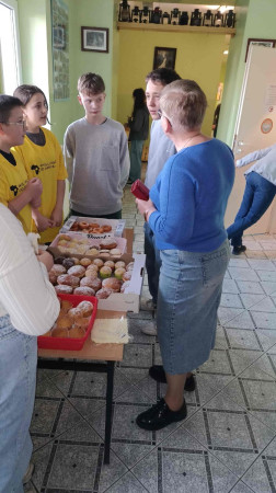 Młodzież zaangażowana w sprzedaż słodkości podczas akcji fundraisingowej wspierającej Fundację Kapucyni i Misje, zdjęcie 4 z 5