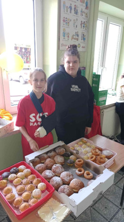 Stoisko z domowymi muffinkami i pączkami prowadzone przez wolontariuszy z Zespołu Szkół w Waganowicach, zdjęcie 5 z 5