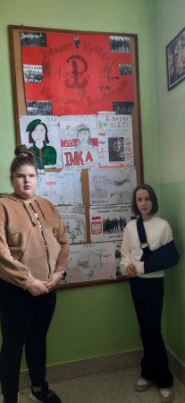 Uczniowie przy wystawie poświęconej Żołnierzom Wyklętym – w tle gazetka pamięci, zdjęcie 1 z 5