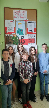 Szkolna ekspozycja plastyczna o Żołnierzach Niezłomnych – widoczne prace i uczniowie, zdjęcie 2 z 5