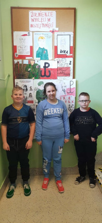 Zespół uczniów prezentuje szkolną ekspozycję poświęconą Niezłomnym Bohaterom, zdjęcie 4 z 5