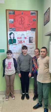 Uczniowie stoją przed gazetką szkolną o Żołnierzach Wyklętych, zdjęcie 5 z 5