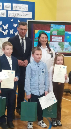 Wspólna fotografia po uroczystości wręczenia nagród, zdjęcie 2 z 5