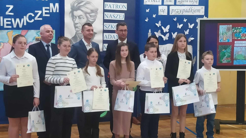 Pamiątkowa fotografia po uroczystości wręczenia nagród, zdjęcie 4 z 5