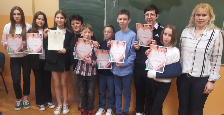 Grupa uczniów prezentuje w klasie dyplomy zdobyte w konkursie – radość i duma po ogłoszeniu wyników, zdjęcie 5 z 5