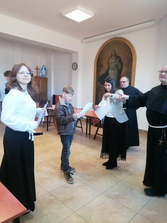 Uczestnicy olimpiady odbierają dyplomy, zdjęcie 1 z 5