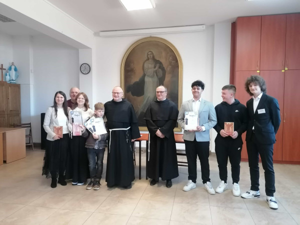 Uczestnicy wraz z opiekunem i organizatorami pozują z dyplomami po Ogólnopolskiej Franciszkańskiej Olimpiadzie Wiedzy o św. Maksymilianie, zdjęcie 2 z 5