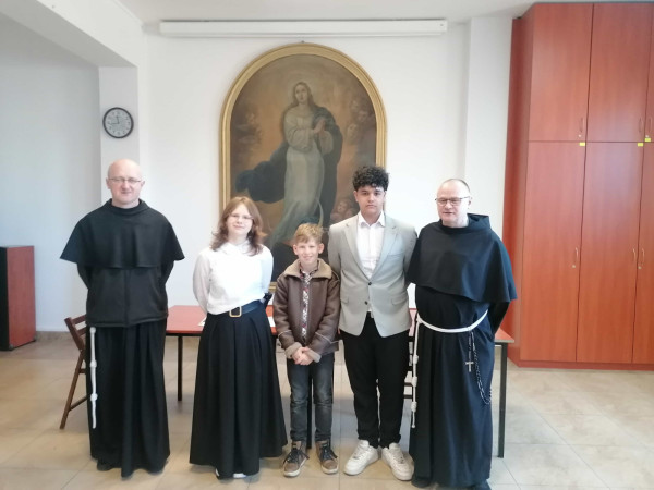 Wspólne zdjęcie uczestników z organizatorami po zakończeniu konkursu, zdjęcie 3 z 5