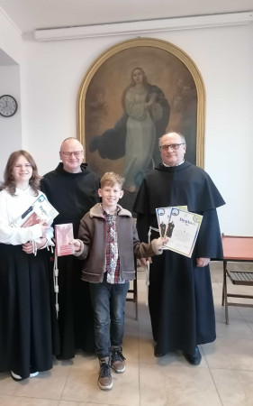 Nasi zadowoleni uczestnicy prezentują dyplomy i pozują wraz z organizatorami olimpiady, zdjęcie 4 z 5