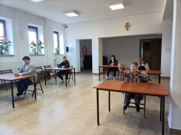 Uczestnicy Ogólnopolskiej Franciszkańskiej Olimpiady Wiedzy o św. Maksymilianie przed konkursem, zdjęcie 5 z 5