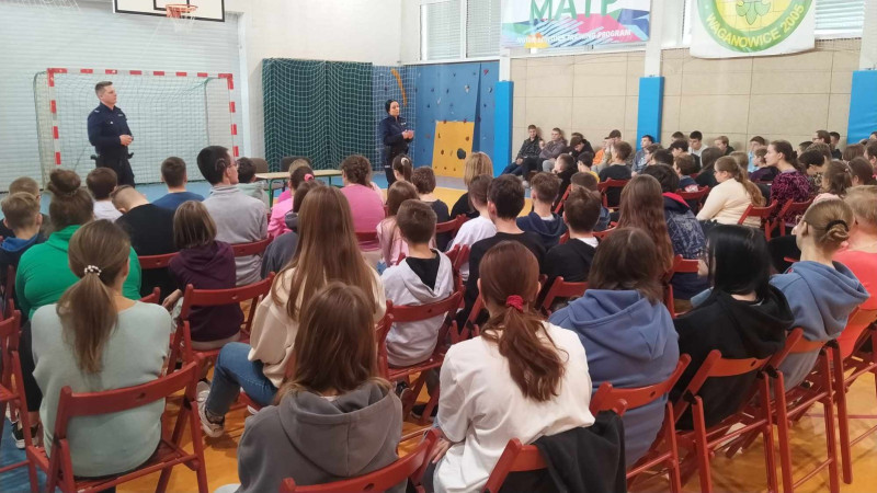 Prelekcja z policjantami w szkole – uczniowie słuchają o zagrożeniach w Internecie, zdjęcie 1 z 5