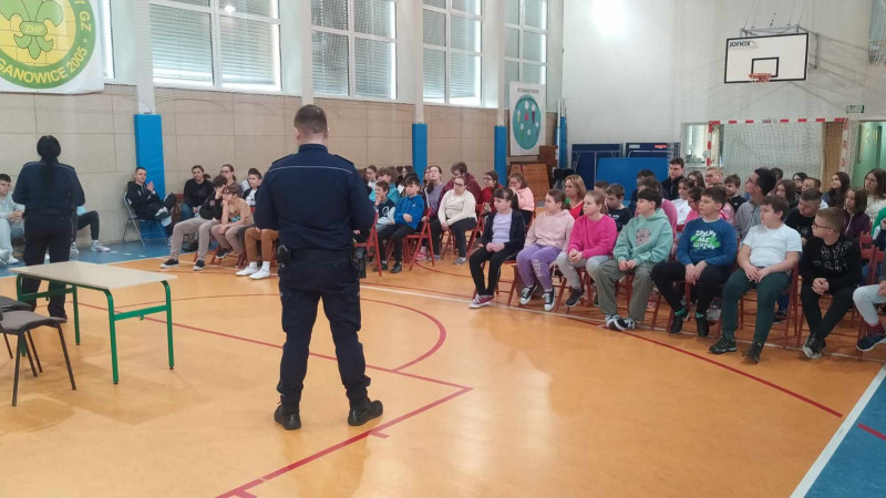 Dzieci słuchają prelekcji dotyczącej zagrożeń internetowych i zasad ostrożności online, zdjęcie 2 z 5