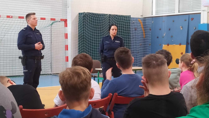 Policjanci rozmawiają z dziećmi o cyberprzemocy i odpowiedzialności prawnej, zdjęcie 3 z 5