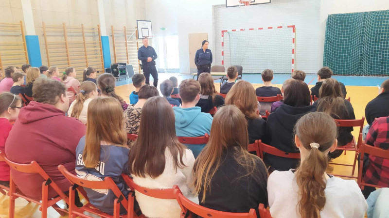 Spotkanie edukacyjne w szkole – dzieci uczą się zasad bezpiecznego Internetu, zdjęcie 4 z 5