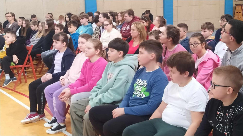 Uczniowie uczestniczą w pogadance na temat odpowiedzialnych zachowań online, zdjęcie 5 z 5