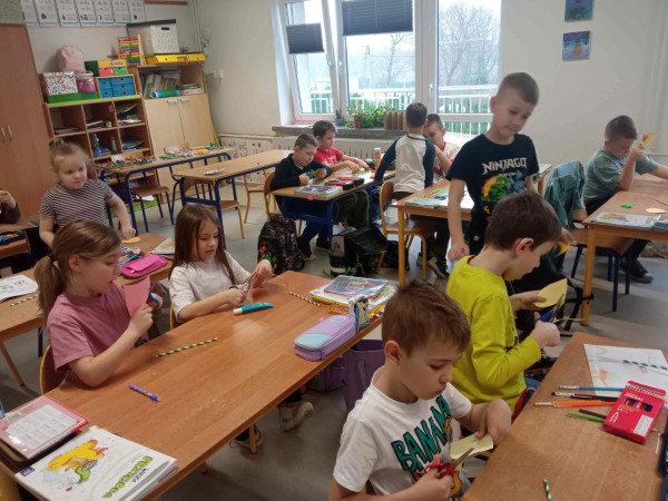 Dzieci tworzą kolorowe kwiaty z papieru, zdjęcie 2 z 5