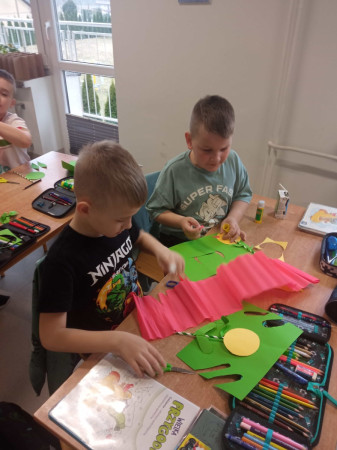 Twórcza zabawa – dzieci robią kwiaty z papieru, zdjęcie 3 z 5