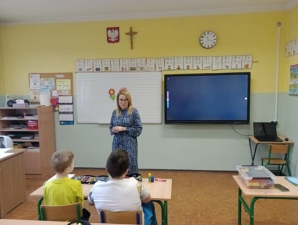 Podsumowanie kreatywnych warsztatów dla dzieci przez bibliotekarkę, zdjęcie 4 z 5