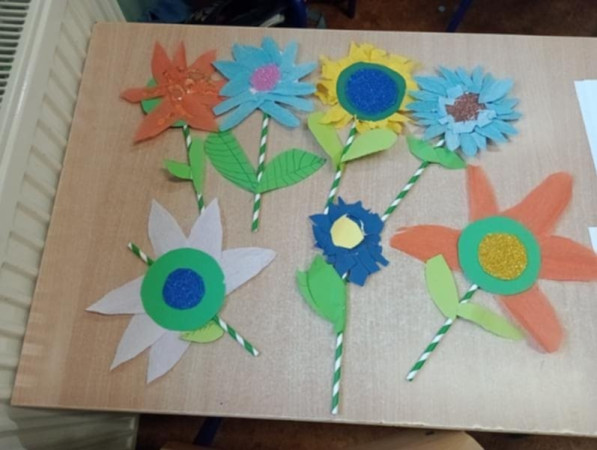 Papierowe kwiaty wykonane przez uczniów na warsztatach, zdjęcie 5 z 5
