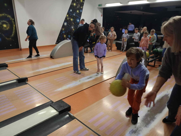 Uczniowie w trakcie gry w kręgle, cieszący się wspólnym czasem, zdjęcie 1 z 5