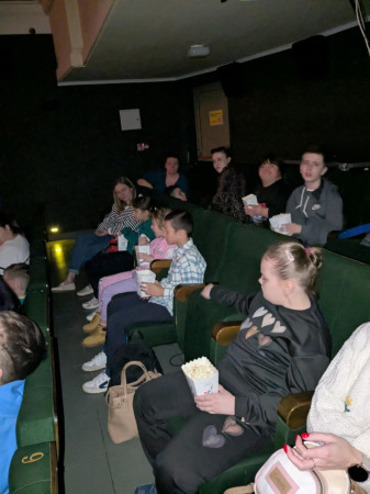 Uczniowie w kinie podczas seansu filmowego, zdjęcie 2 z 5