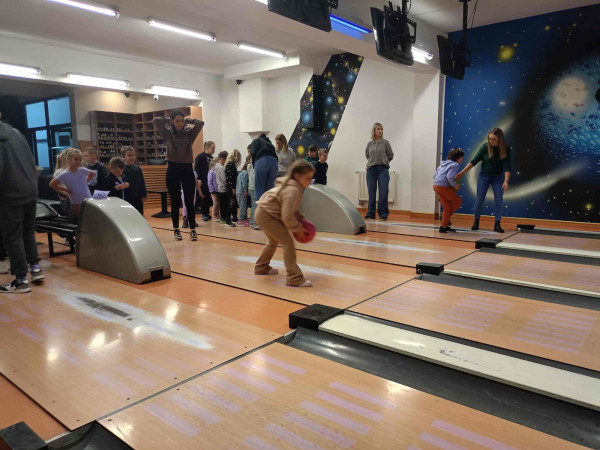 Uczniowie rywalizują w grze w kręgle podczas szkolnej wycieczki do kręgielni, zdjęcie 4 z 5