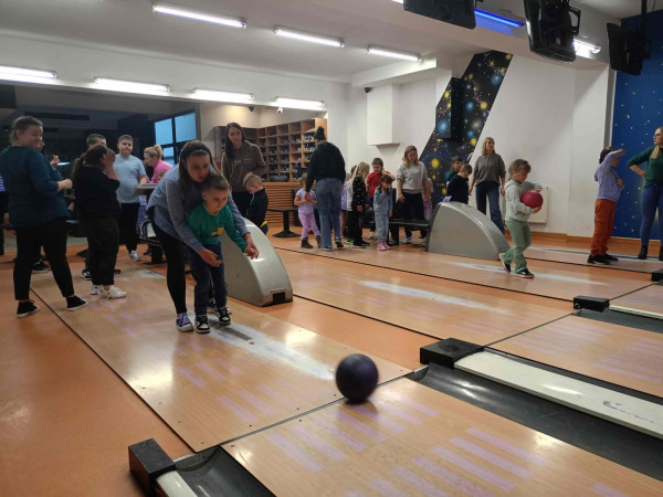 Radość i emocje podczas rzutu kulą — uczniowie spędzają czas w kręgielni, zdjęcie 5 z 5