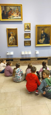 Uczniowie oglądają obrazy w galerii sztuki w Sukiennicach, zdjęcie 2 z 4