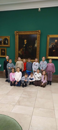 Uczniowie przed obrazem 'Portret Stanisława Augusta Poniatowskiego w stroju koronacyjnym' autorstwa Marcello Bacciarellego, zdjęcie 3 z 4