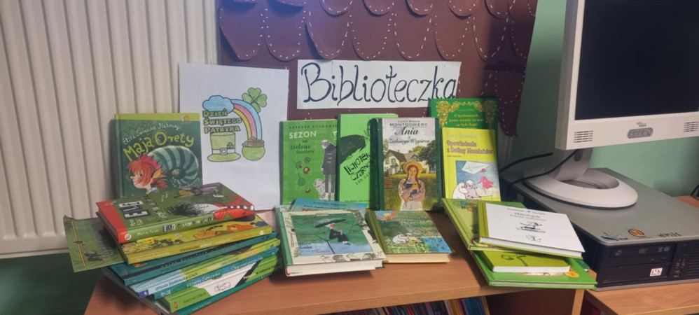 Książki w zielonych oprawach znajdujące się w bibliotece szkolnej, zdjęcie 2 z 3