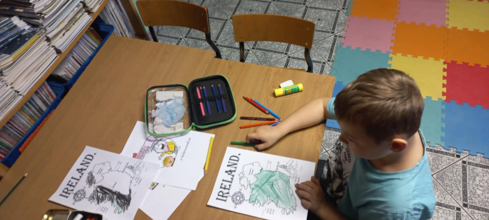 Uczeń koloruje mapę Irlandii z okazji Dnia Świętego Patryka, zdjęcie 3 z 3