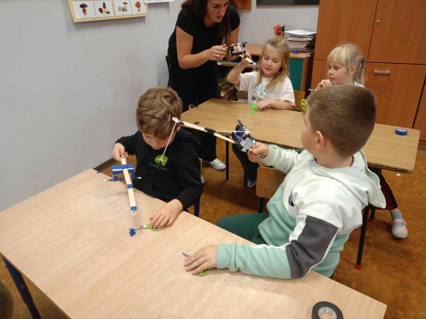 Uczniowie w trakcie zajęć z majsterkowania, zdjęcie 1 z 5