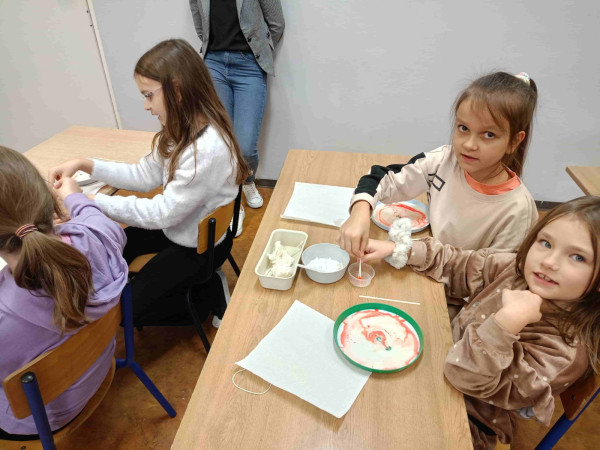 Uczniowie w trakcie warsztatów chemicznych, zdjęcie 2 z 5