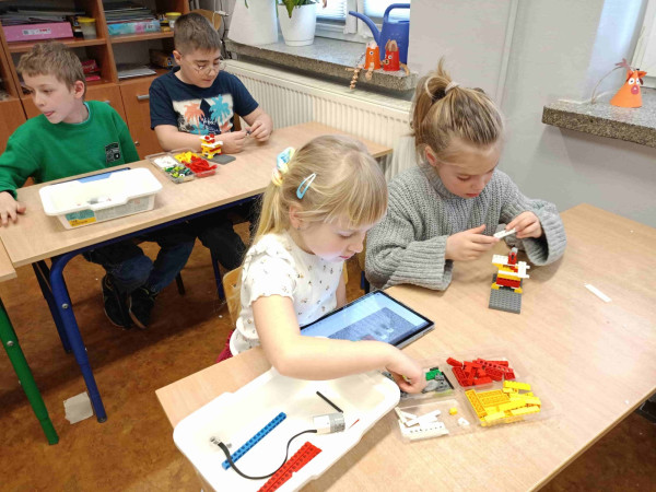 Uczniowie budują roboty podczas zajęć, zdjęcie 3 z 5