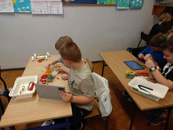 Uczniowie programują roboty podczas zajęć, zdjęcie 4 z 5