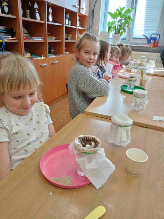 Uczniowie przeprowadzają eksperyment chemiczny podczas warsztatów, zdjęcie 5 z 5