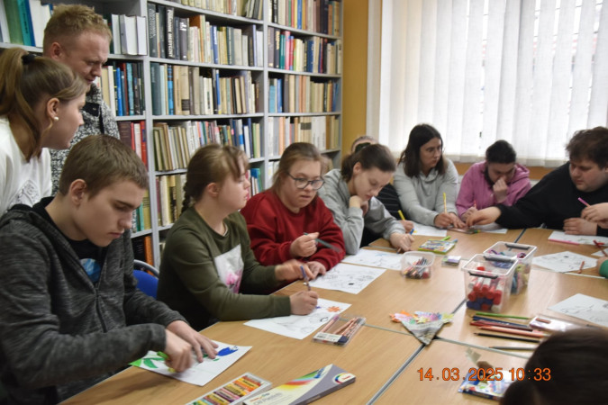 Dzieci wykonują prace plastyczne podczas warsztatów bibliotecznych, zdjęcie 2 z 5