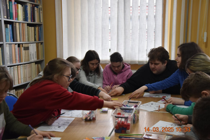 Zajęcia w bibliotece – dzieci angażują się w twórcze działania przy wspólnym stole, zdjęcie 5 z 5
