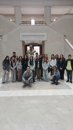 Uczniowie przed popiersiem Jana Pawła II podczas warsztatów ‘Misja Pokoju’, zdjęcie 1 z 4