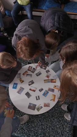 Praca grupowa uczniów podczas warsztatów ‘Misja Pokoju’, zdjęcie 3 z 4